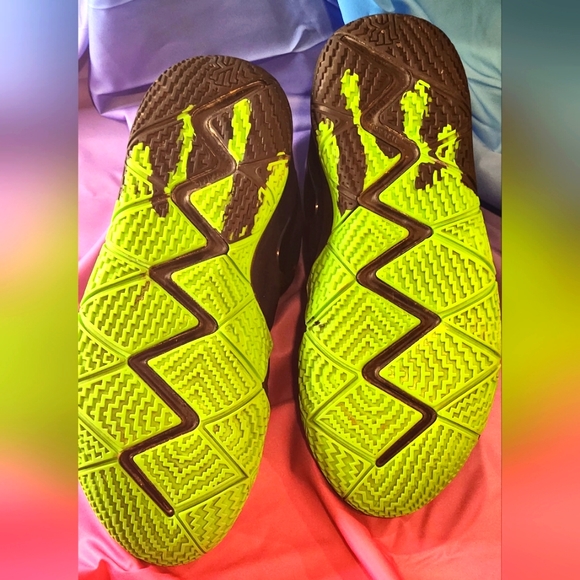 KYRIE 4 HALLOWEEN EDITION YOUTH 7 GREAT CONDITION ZERO TREAD WEAR NIKE - Picture 5 of 6